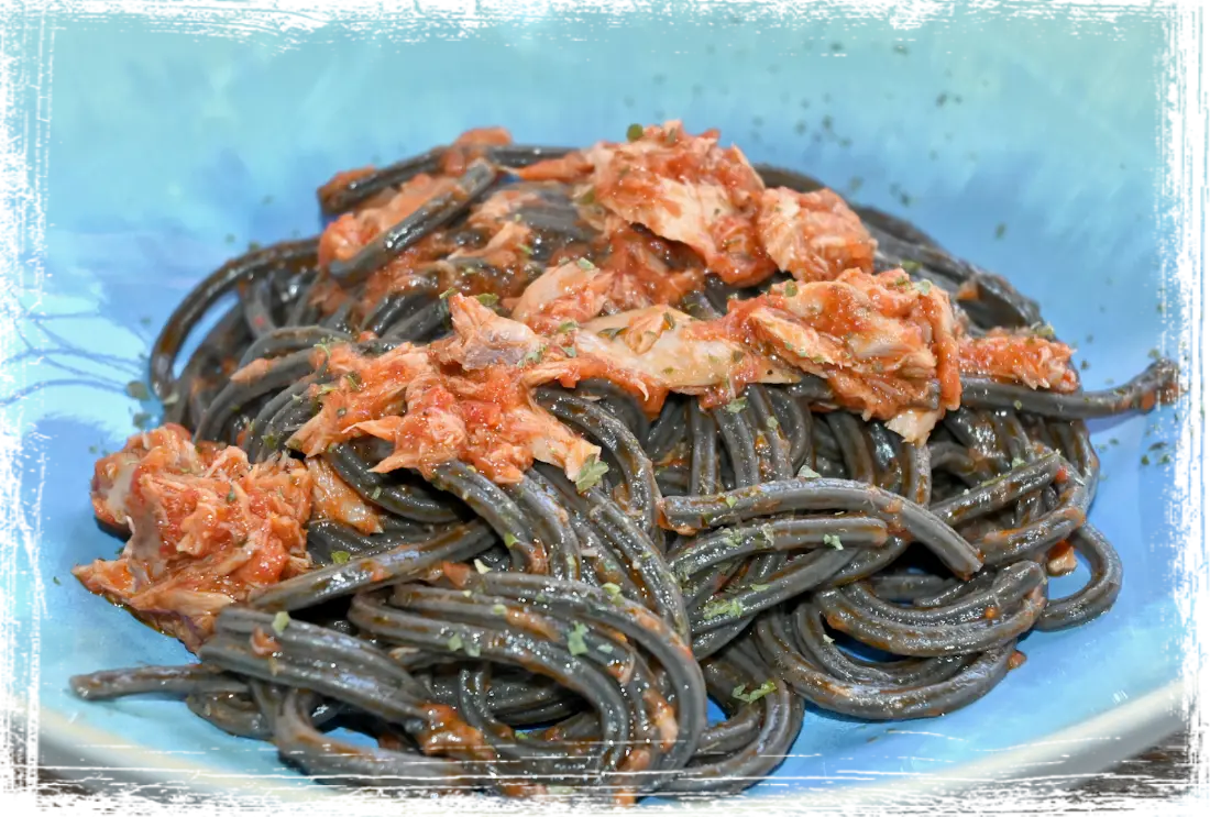 Spaghetti al nero di seppia e tonno Spaghetti al nero di seppia e tonno