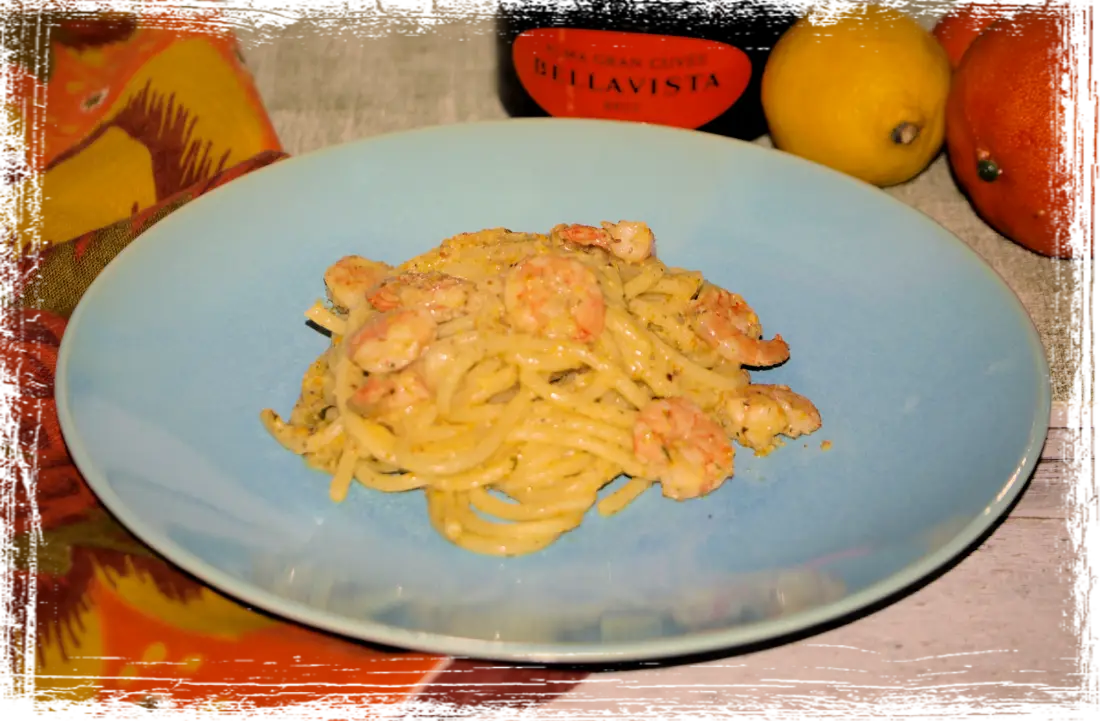 Spaghettoni al pesto di agrumi e mandorle con mazzancolle