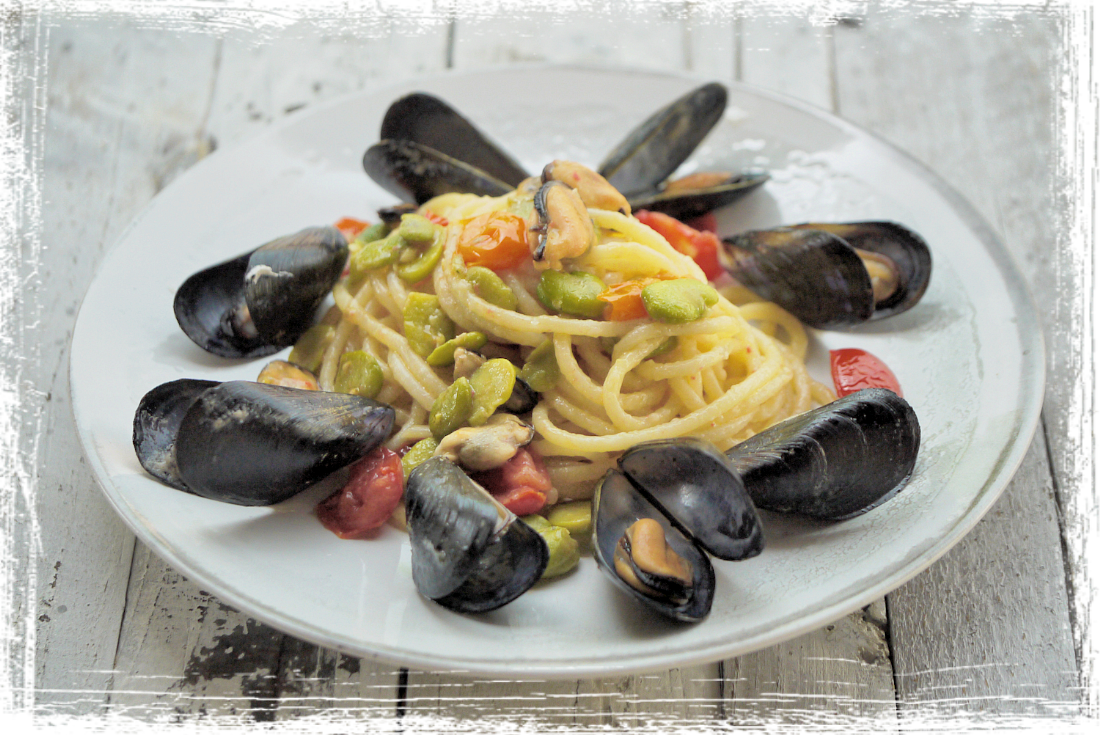 Spaghettoni con cozze, fave e pomodorini Spaghettoni con cozze, fave e pomodorini