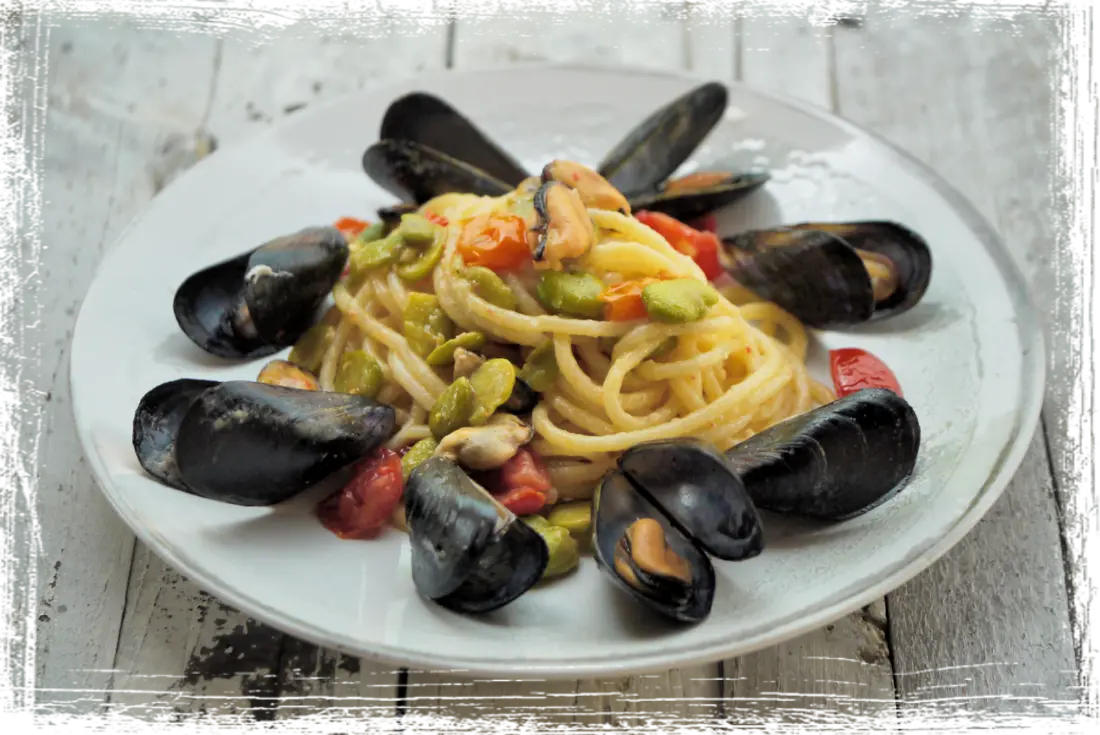 Spaghettoni con cozze, fave e pomodorini