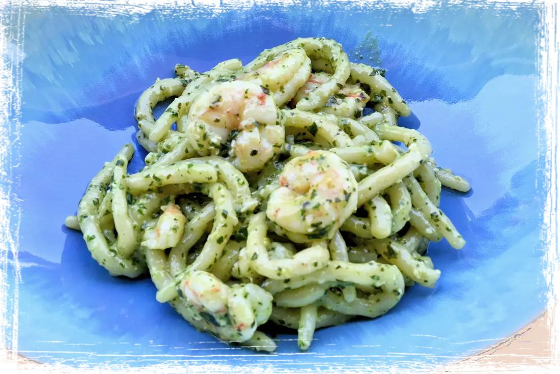 Strozzapreti con gamberi e pesto di basilico Strozzapreti con gamberi e pesto di basilico