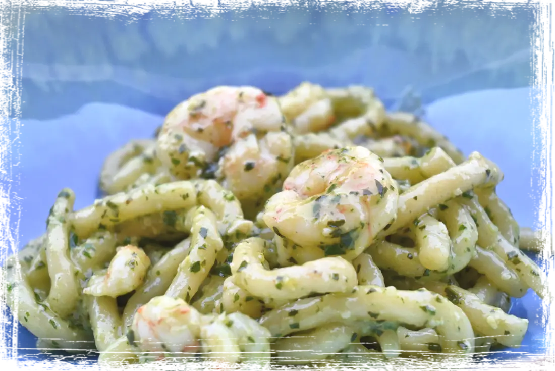 Strozzapreti con gamberi e pesto di basilico Strozzapreti con gamberi e pesto di basilico