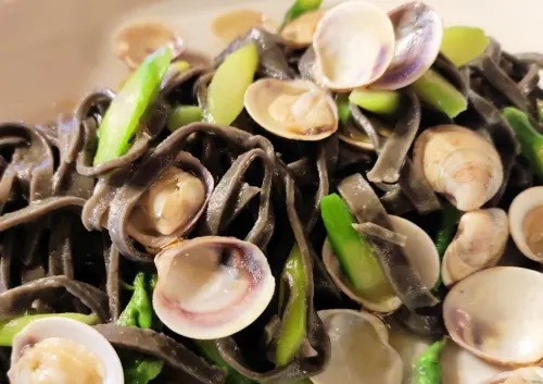 Tagliolini al nero di seppia con vongole e asparagi