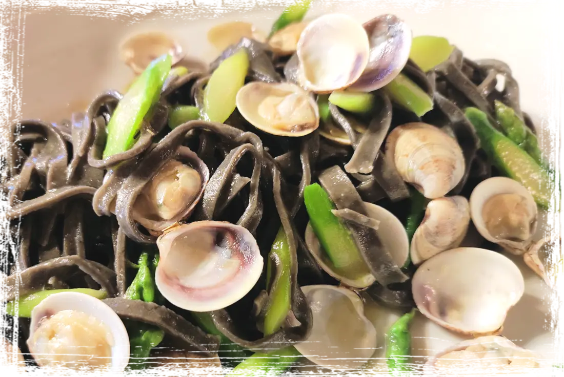 Tagliolini al nero di seppia con vongole e asparagi Tagliolini al nero di seppia con vongole e asparagi