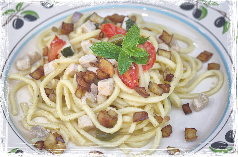 Troccoli con pesce spada, pomodorini, melanzane e frutti del cappero Troccoli con pesce spada, pomodorini, melanzane e frutti del cappero