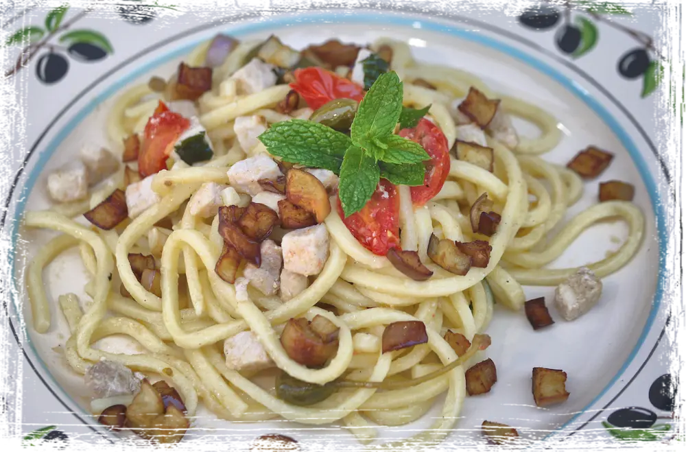 Troccoli con pesce spada, pomodorini, melanzane e frutti del cappero Troccoli con pesce spada, pomodorini, melanzane e frutti del cappero