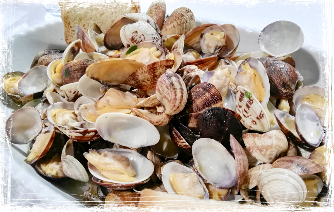 Vongole veraci e poveracce alla marinara Vongole veraci e poveracce alla marinara