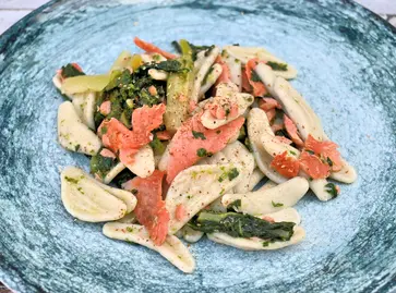 Foglie di ulivo con salmone selvaggio e cavolo nero