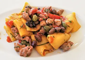 Paccheri con tonno fresco, frutti del cappero e olive taggiasche