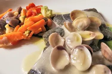 Filetti di rombo con verdure di stagione e vongole