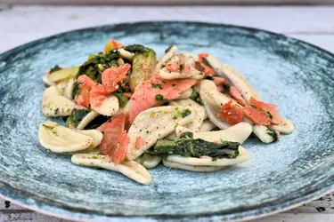 Foglie di ulivo con salmone selvaggio e puntarelle