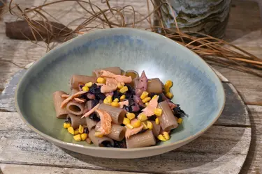 Mezzi rigatoni con salmone e cavolo viola