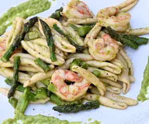 Maccheroncini pugliesi integrali con gamberi e asparagi