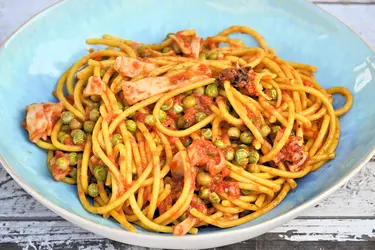 Spaghetti curcuma, limone e pepe con seppioline e piselli