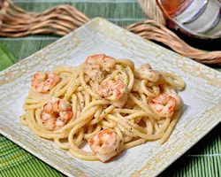 Spaghettoni cacio e pepe con gamberi