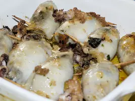 Calamari ripieni al forno con capperi, pomodori secchi e olive