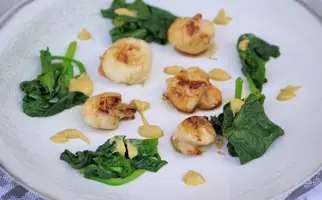 Capesante alla piastra con senape leggera e spinaci