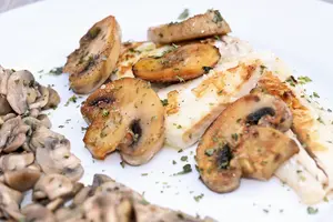 Filetti di rombo con funghi champignon