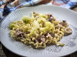 Fusilli bucati lunghi con calamari e cavolfiore