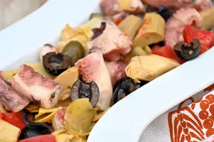 Insalata di polpo con carciofini e olive