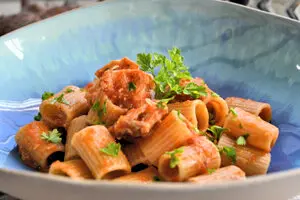 Mezzi rigatoni con sugo di canocchie alla romagnola