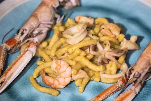 Passatelli asciutti con mazzancolle, calamari e scampi
