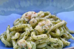 Strozzapreti con gamberi e pesto di basilico