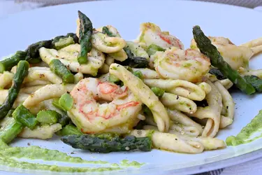 Maccheroncini pugliesi integrali con gamberi e asparagi