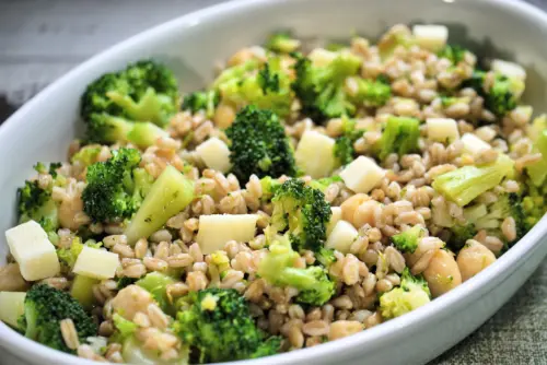 Insalata di farro, ceci, broccoli e crucolo