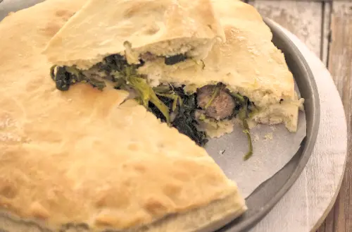 Foccaccia ripiena con cime di rapa e salsiccia