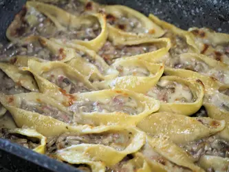 Conchiglioni al forno con funghi e speck