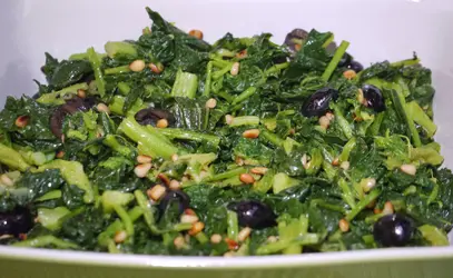 Cime di rapa con olive nere e pinoli