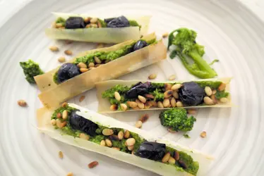 Barchette di pasta fillo con cime di rapa