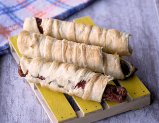 Rotoli di pasta sfoglia con würstel