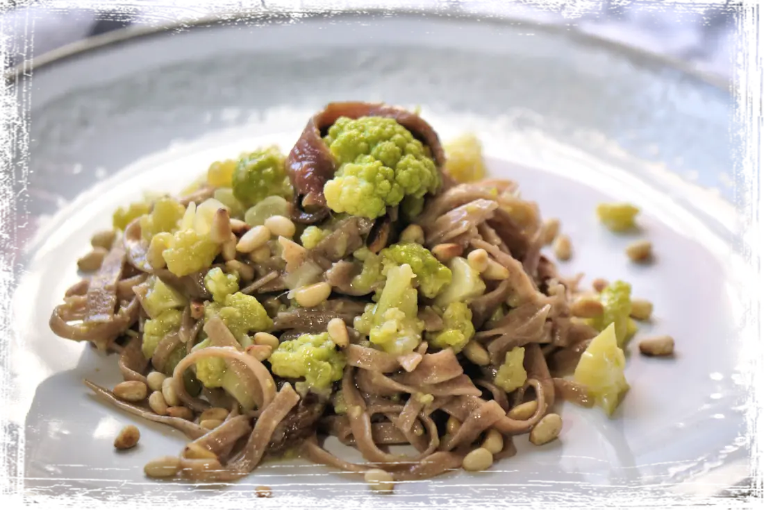 Tagliatelle di farro con broccolo romanesco, alici e pinoli