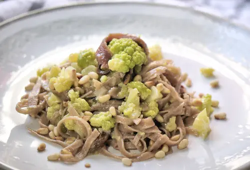Tagliatelle di farro con broccolo romanesco, alici e pinoli