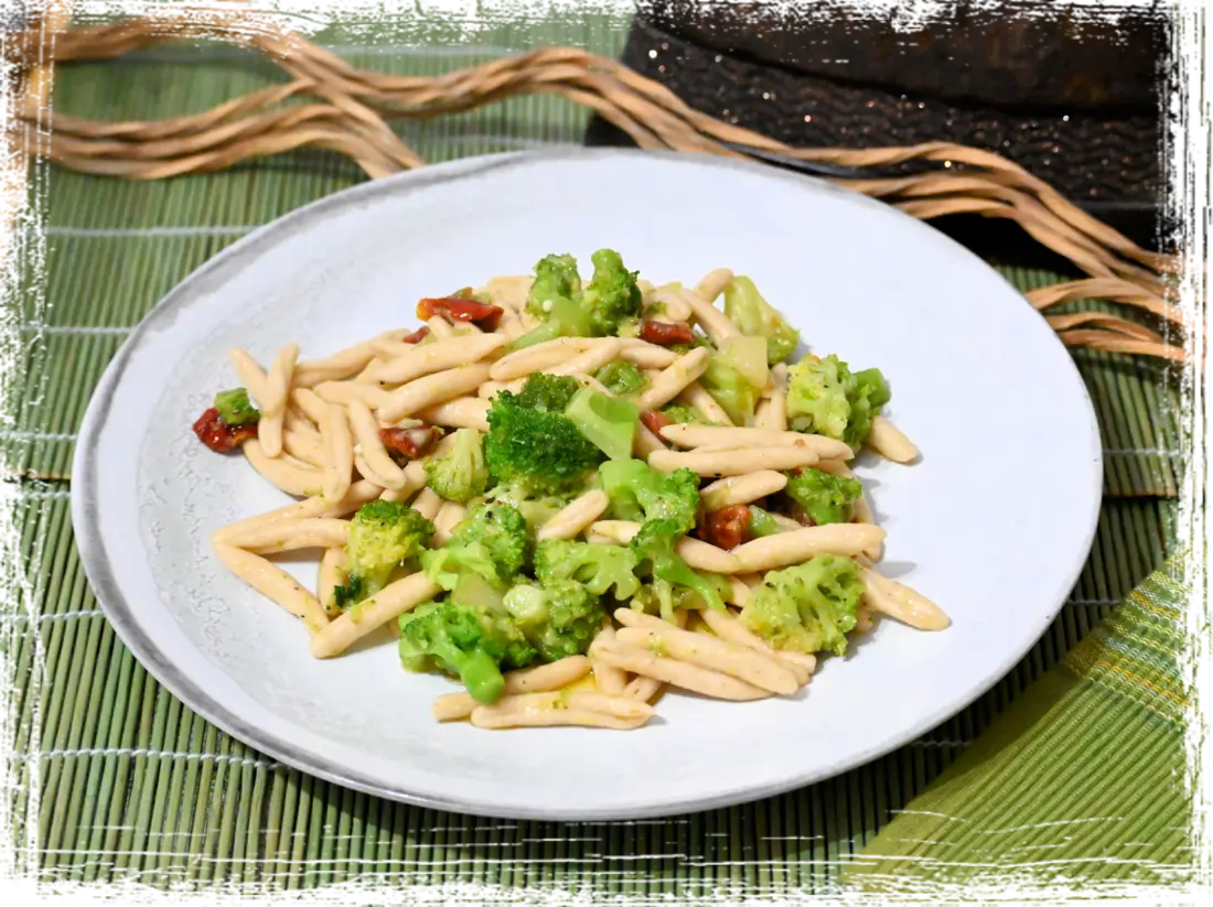 Maccheroncini con broccoli e pomodori secchi Maccheroncini con broccoli e pomodori secchi