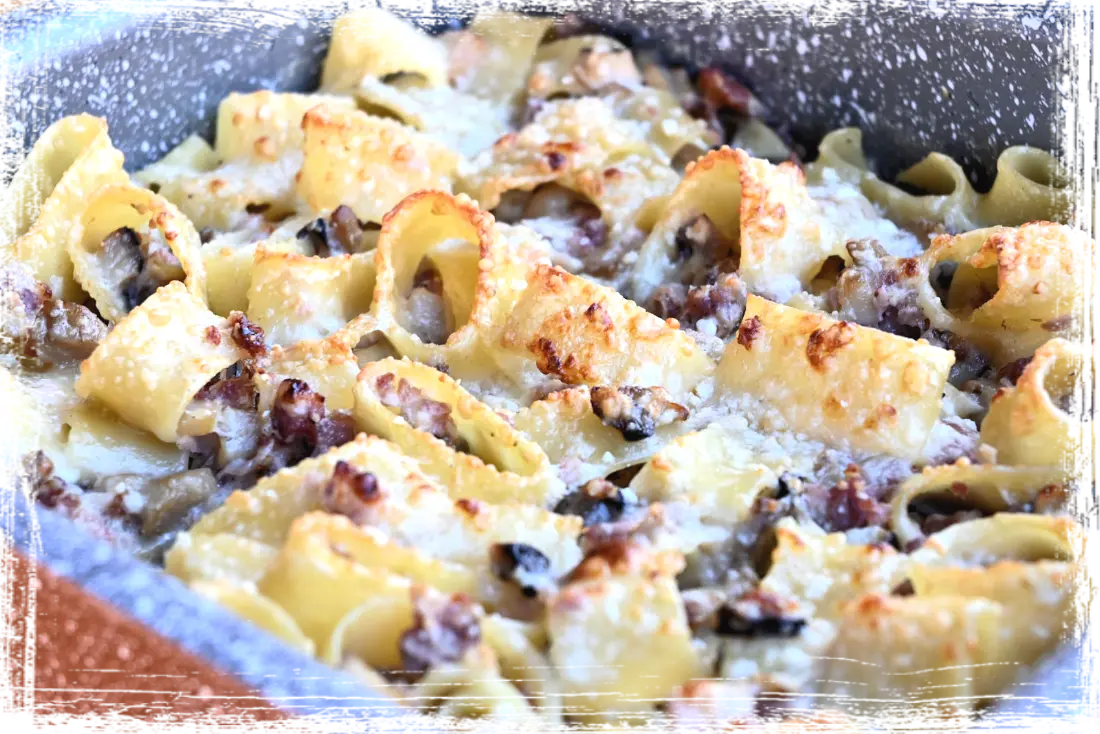 Calamarata al forno con ciuìga e cardoncelli Calamarata al forno con ciuìga e cardoncelli