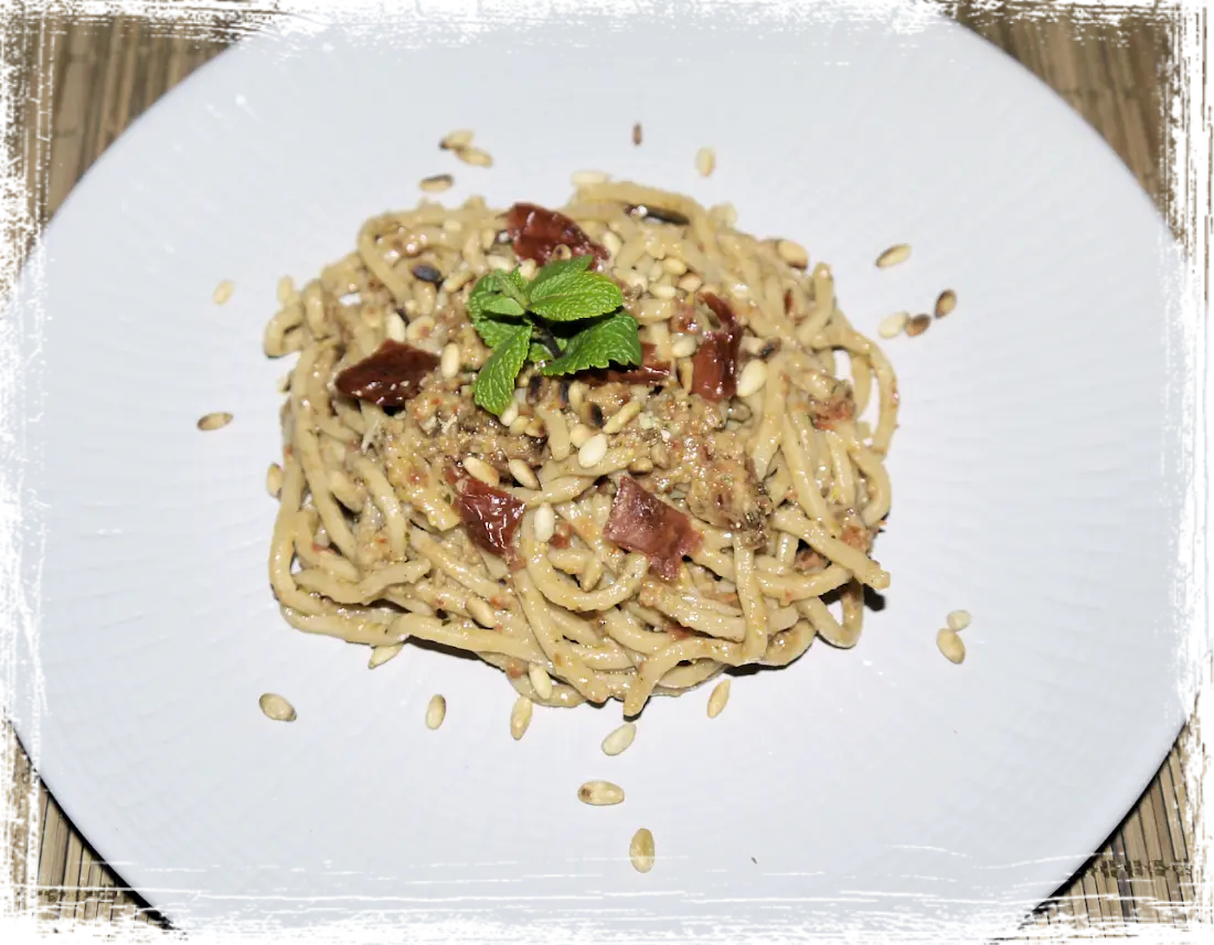 Spaghetti alla chitarra al pesto rosso Spaghetti alla chitarra al pesto rosso