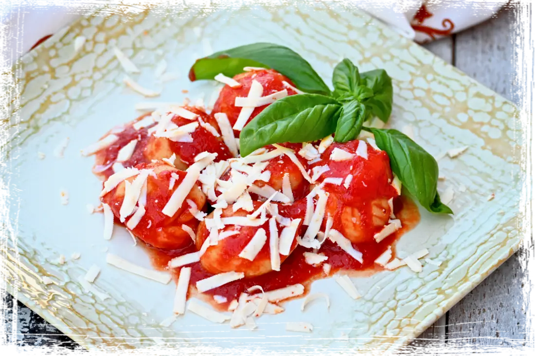 Culurgiònes al sugo di pomodoro e ricotta salata al peperoncino