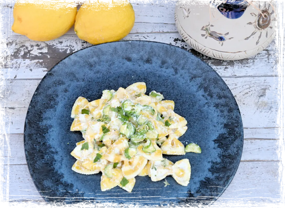 Farfalle al limone con zucchine e menta Farfalle al limone con zucchine e menta