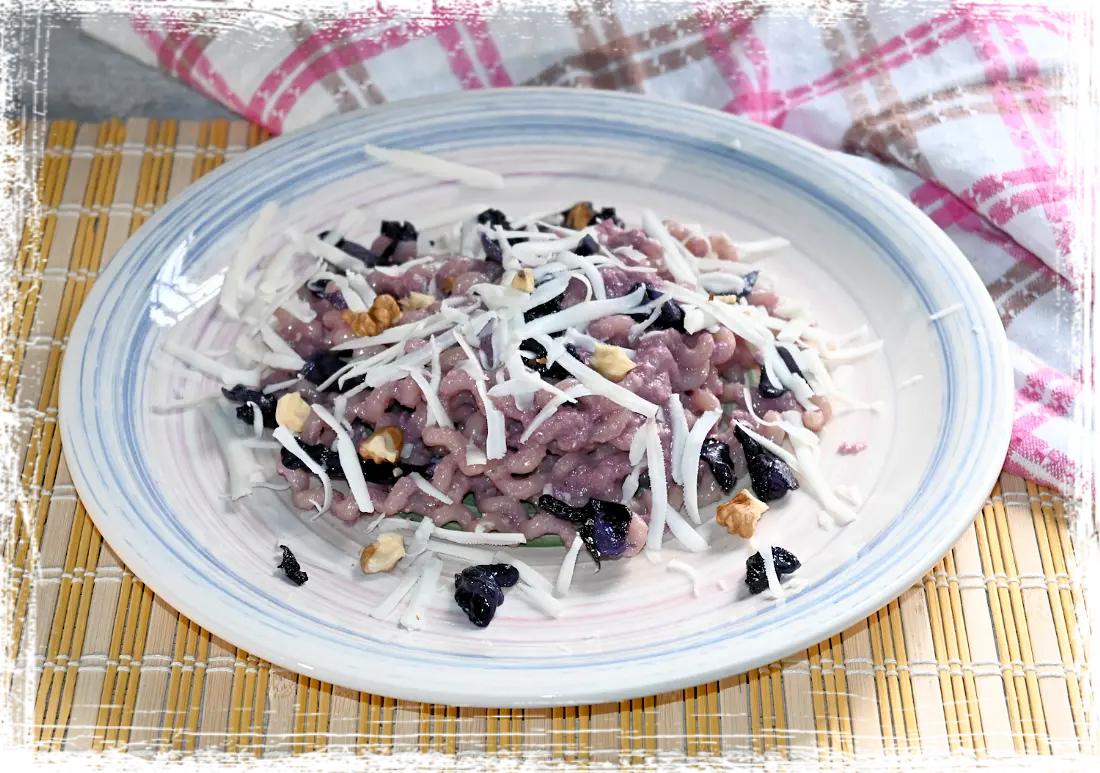 Fusilli bucati lunghi con crema di cavolo viola e cacioricotta