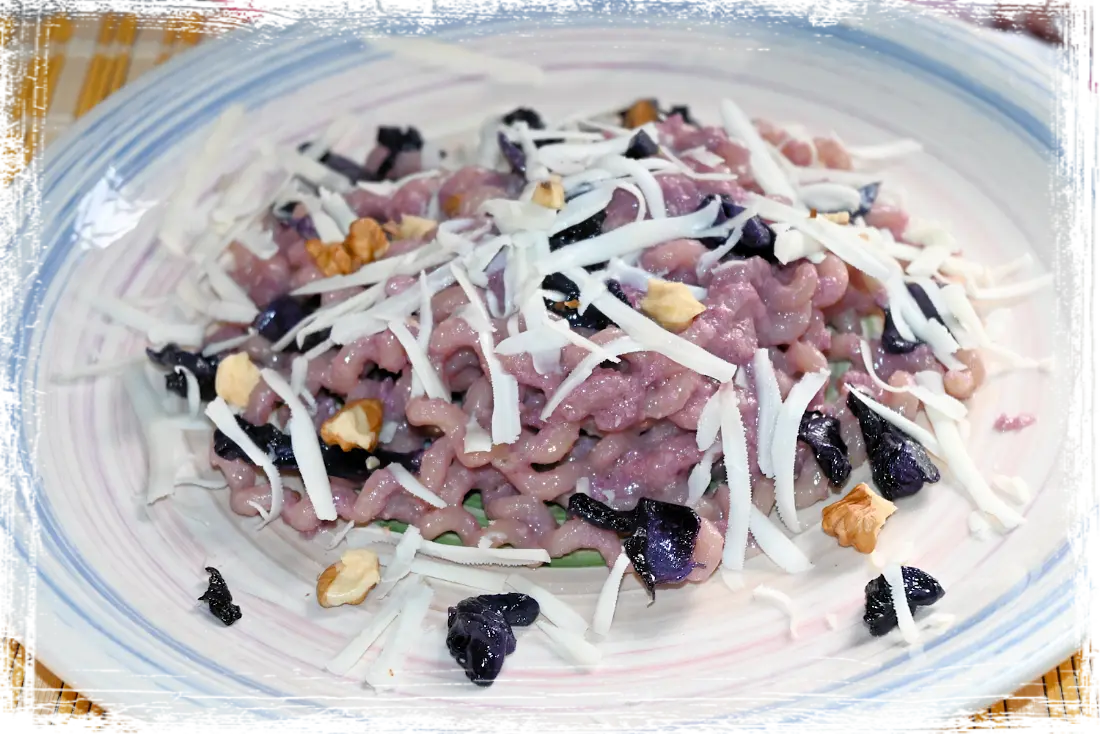 Fusilli bucati lunghi con crema di cavolo viola e cacioricotta