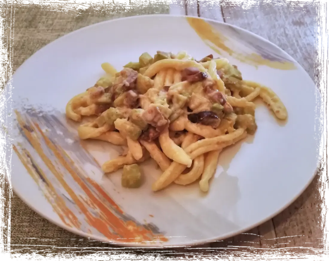 Fusilli al ferretto con melanzane, zucca di albenga e crema di robiola