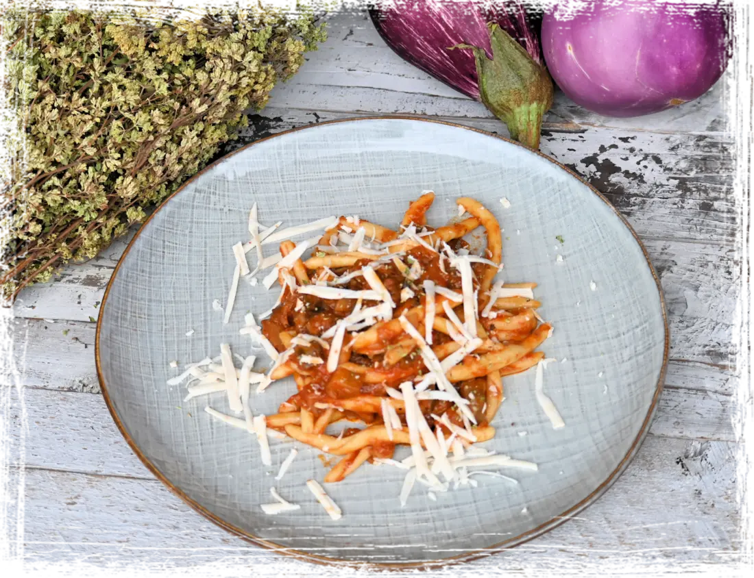 Fusilli al ferretto con melanzane e ricotta salata al peperoncino