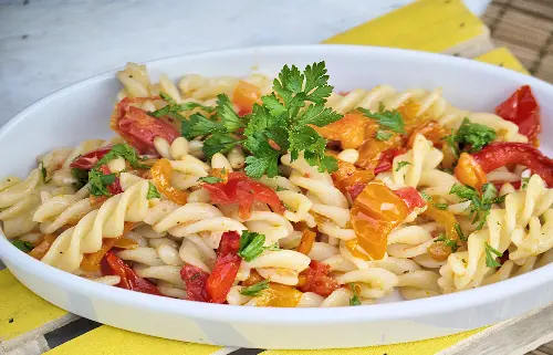 Fusilli pomodorini, peperoni e prezzemolo Fusilli pomodorini, peperoni e prezzemolo