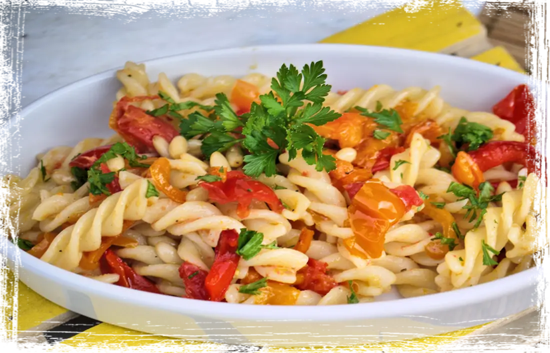 Fusilli pomodorini, peperoni e prezzemolo Fusilli pomodorini, peperoni e prezzemolo
