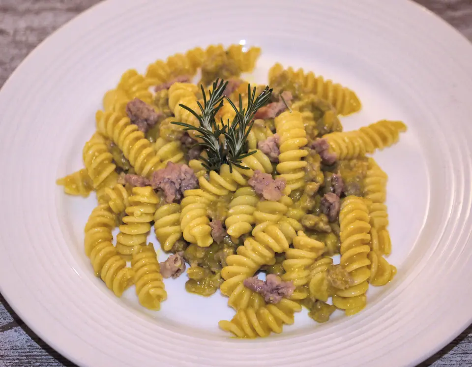 Fusilli con crema di zucca e salsiccia Fusilli con crema di zucca e salsiccia