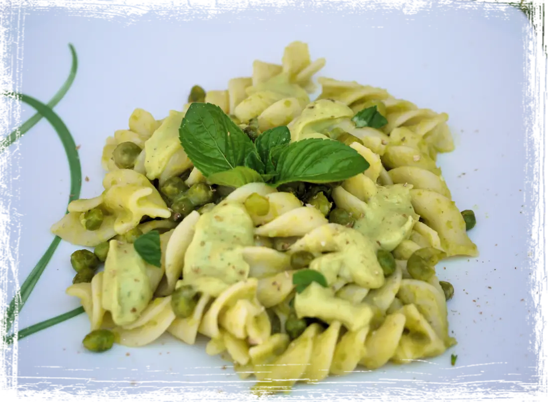 Fusilloni con creme di piselli e avocado alla menta