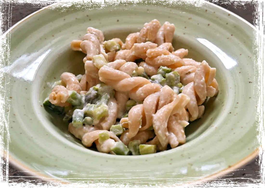 Fusilloni con crema di robiola e asparagi Fusilloni con crema di robiola e asparagi